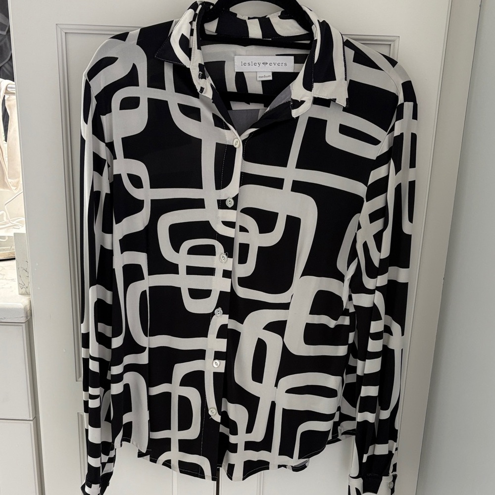 Lesley Evers black and white sz M button up blouse